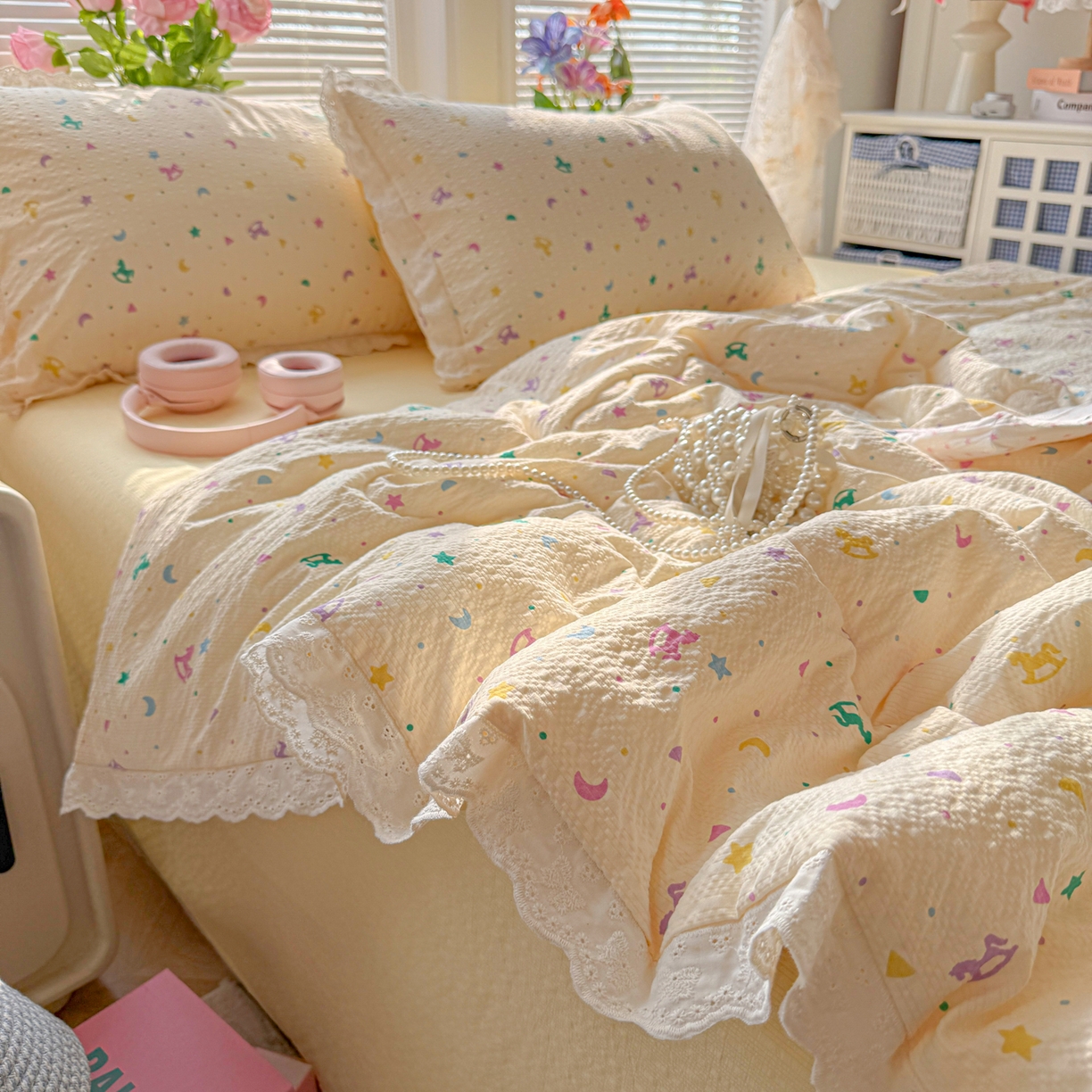 91家纺网 家纺一手货源 找家纺 玉海棠家纺 2026新款泡芙纱全棉纯棉蕾丝花边夏被-花笺系列（软乎乎的质感，治愈所有疲惫） 花笺-摇摇木马