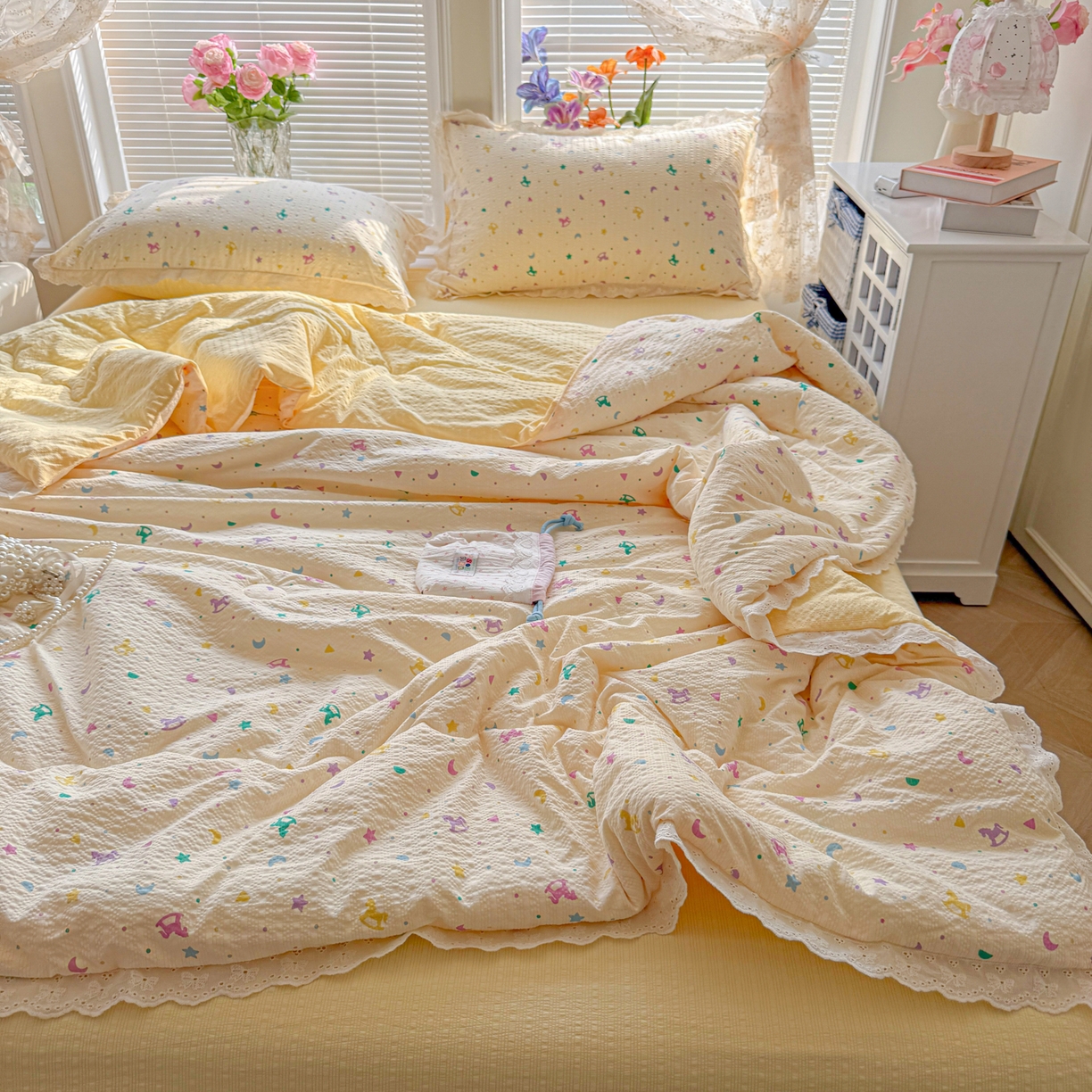 91家纺网 家纺一手货源 找家纺 玉海棠家纺 2026新款泡芙纱全棉纯棉蕾丝花边夏被-花笺系列（软乎乎的质感，治愈所有疲惫） 花笺-摇摇木马