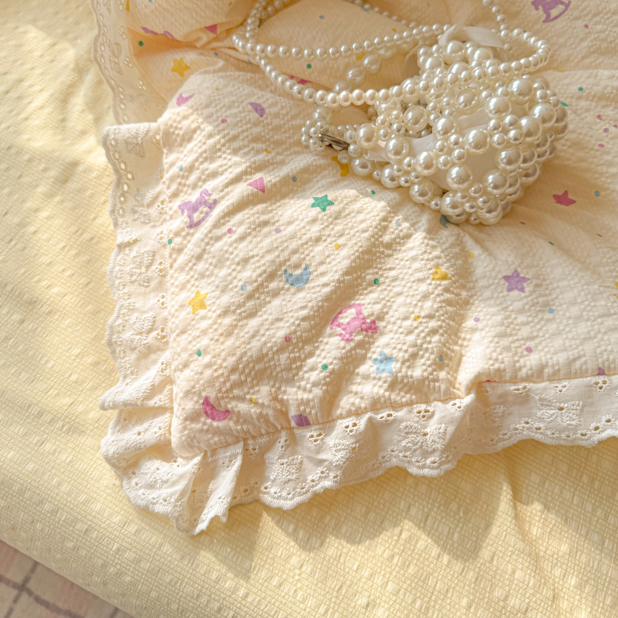 91家纺网 家纺一手货源 找家纺 玉海棠家纺 2026新款泡芙纱全棉纯棉蕾丝花边夏被-花笺系列（软乎乎的质感，治愈所有疲惫） 花笺-摇摇木马