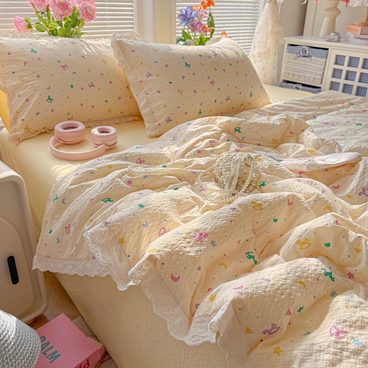 91家纺网 家纺一手货源 找家纺 玉海棠家纺 2026新款泡芙纱全棉纯棉蕾丝花边夏被-花笺系列（软乎乎的质感，治愈所有疲惫） 花笺-摇摇木马