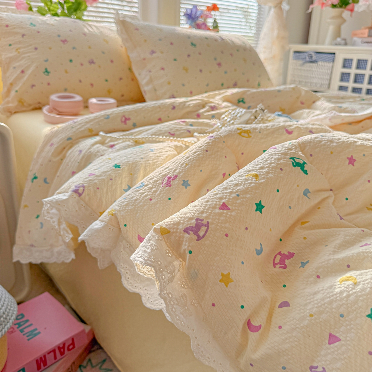 91家纺网 家纺一手货源 找家纺 玉海棠家纺 2026新款泡芙纱全棉纯棉蕾丝花边夏被-花笺系列（软乎乎的质感，治愈所有疲惫） 花笺-摇摇木马