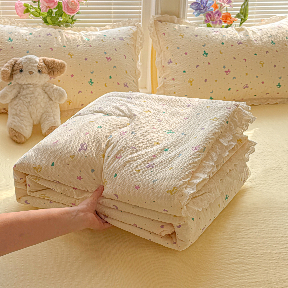 91家纺网 家纺一手货源 找家纺 玉海棠家纺 2026新款泡芙纱全棉纯棉蕾丝花边夏被-花笺系列（软乎乎的质感，治愈所有疲惫） 花笺-摇摇木马