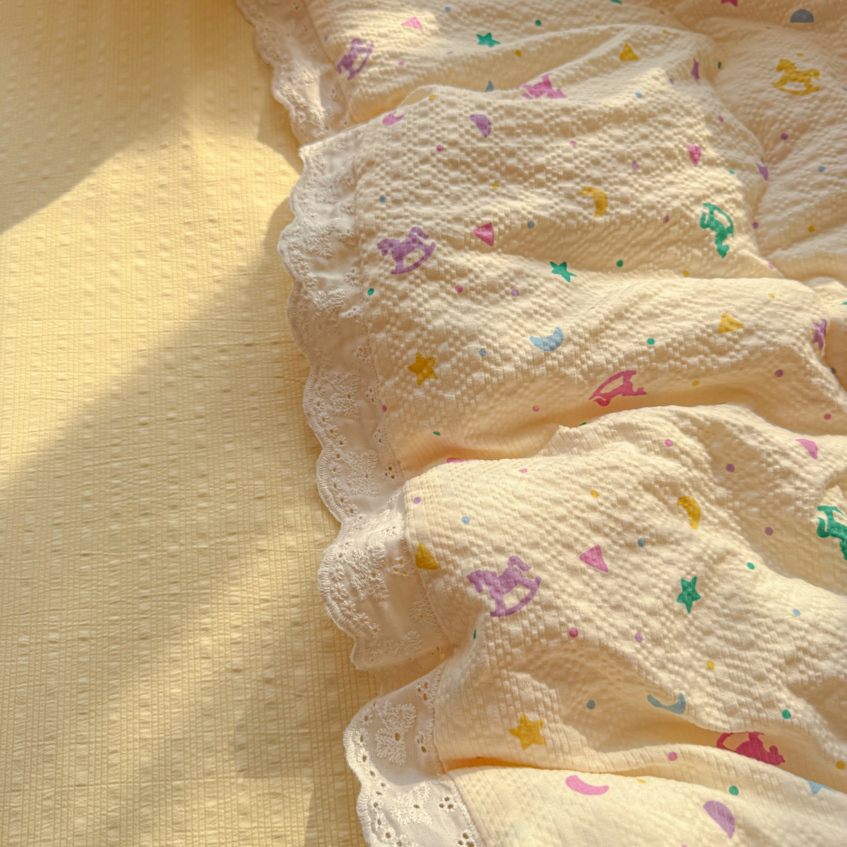 91家纺网 家纺一手货源 找家纺 玉海棠家纺 2026新款泡芙纱全棉纯棉蕾丝花边夏被-花笺系列（软乎乎的质感，治愈所有疲惫） 花笺-摇摇木马