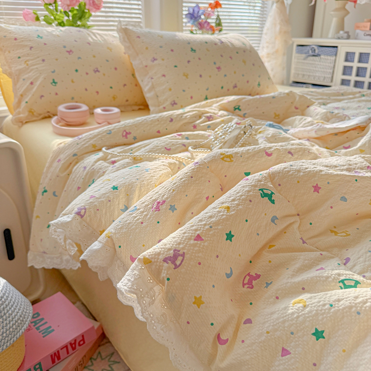 91家纺网 家纺一手货源 找家纺 玉海棠家纺 2026新款泡芙纱全棉纯棉蕾丝花边夏被-花笺系列（软乎乎的质感，治愈所有疲惫） 花笺-摇摇木马