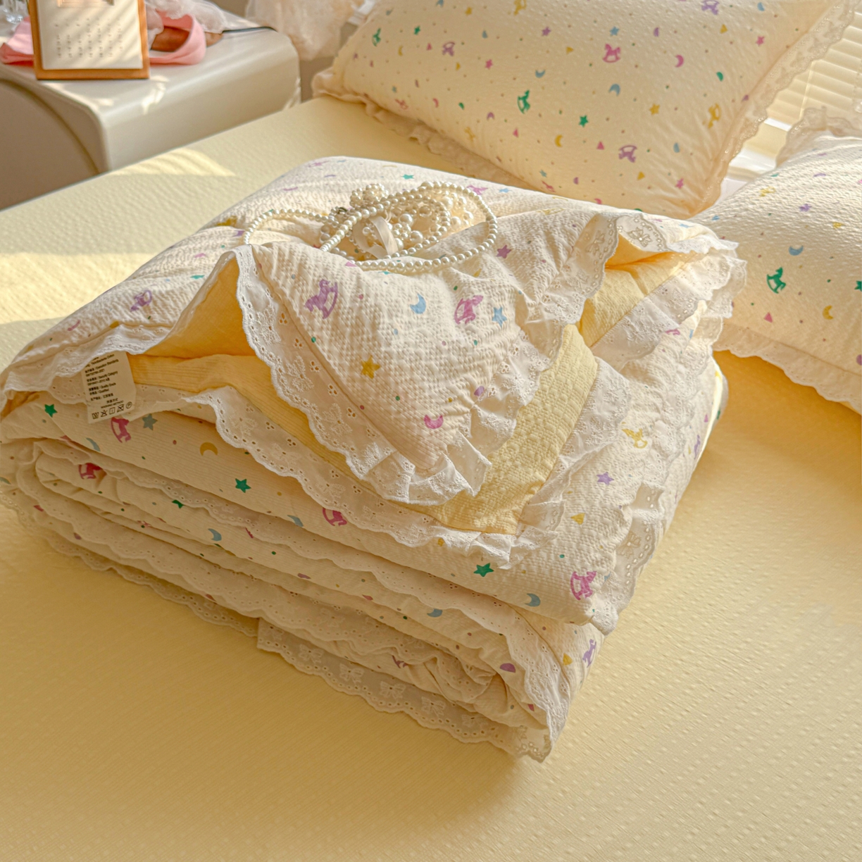 91家纺网 家纺一手货源 找家纺 玉海棠家纺 2026新款泡芙纱全棉纯棉蕾丝花边夏被-花笺系列（软乎乎的质感，治愈所有疲惫） 花笺-摇摇木马