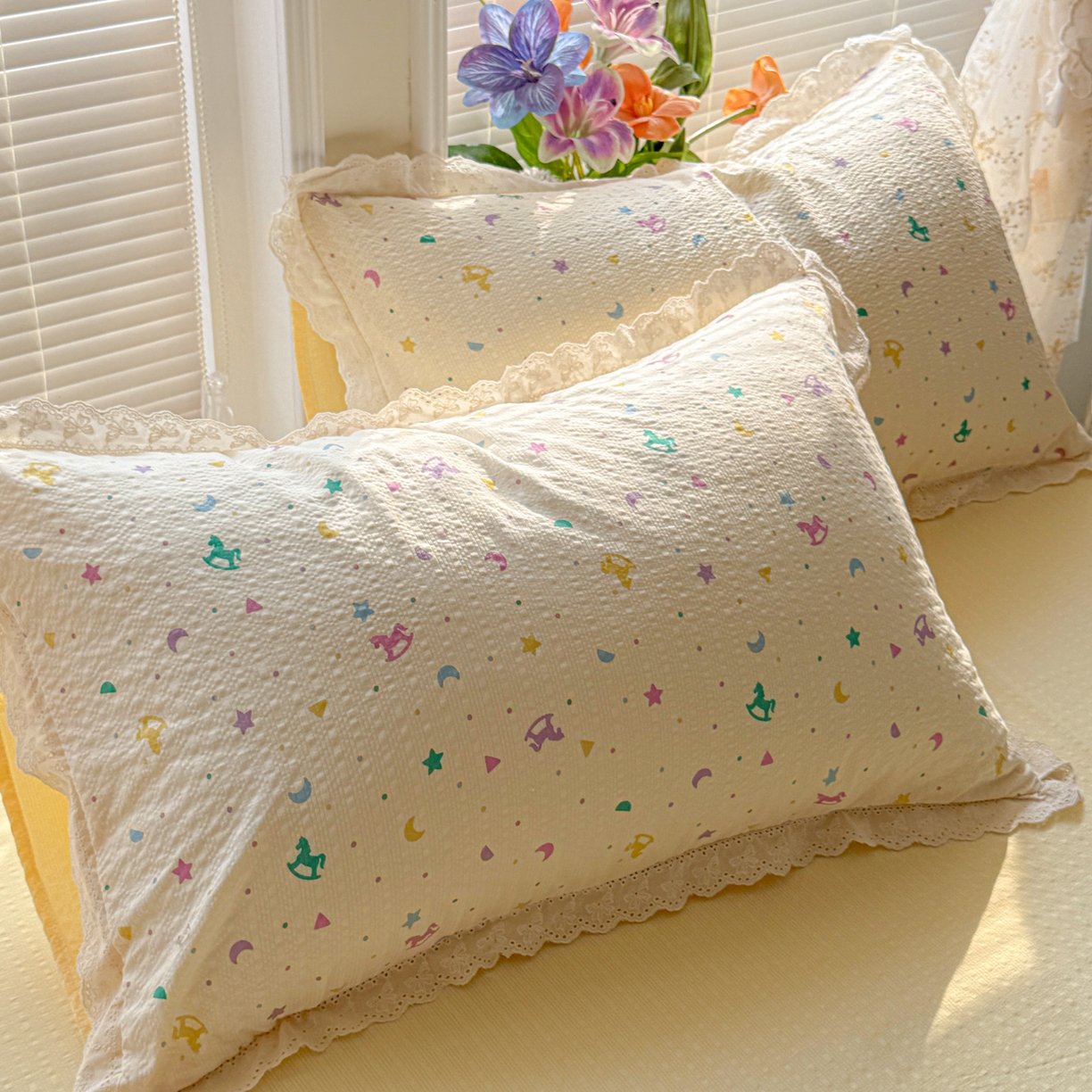 91家纺网 家纺一手货源 找家纺 玉海棠家纺 2026新款泡芙纱全棉纯棉蕾丝花边夏被-花笺系列（软乎乎的质感，治愈所有疲惫） 花笺-摇摇木马