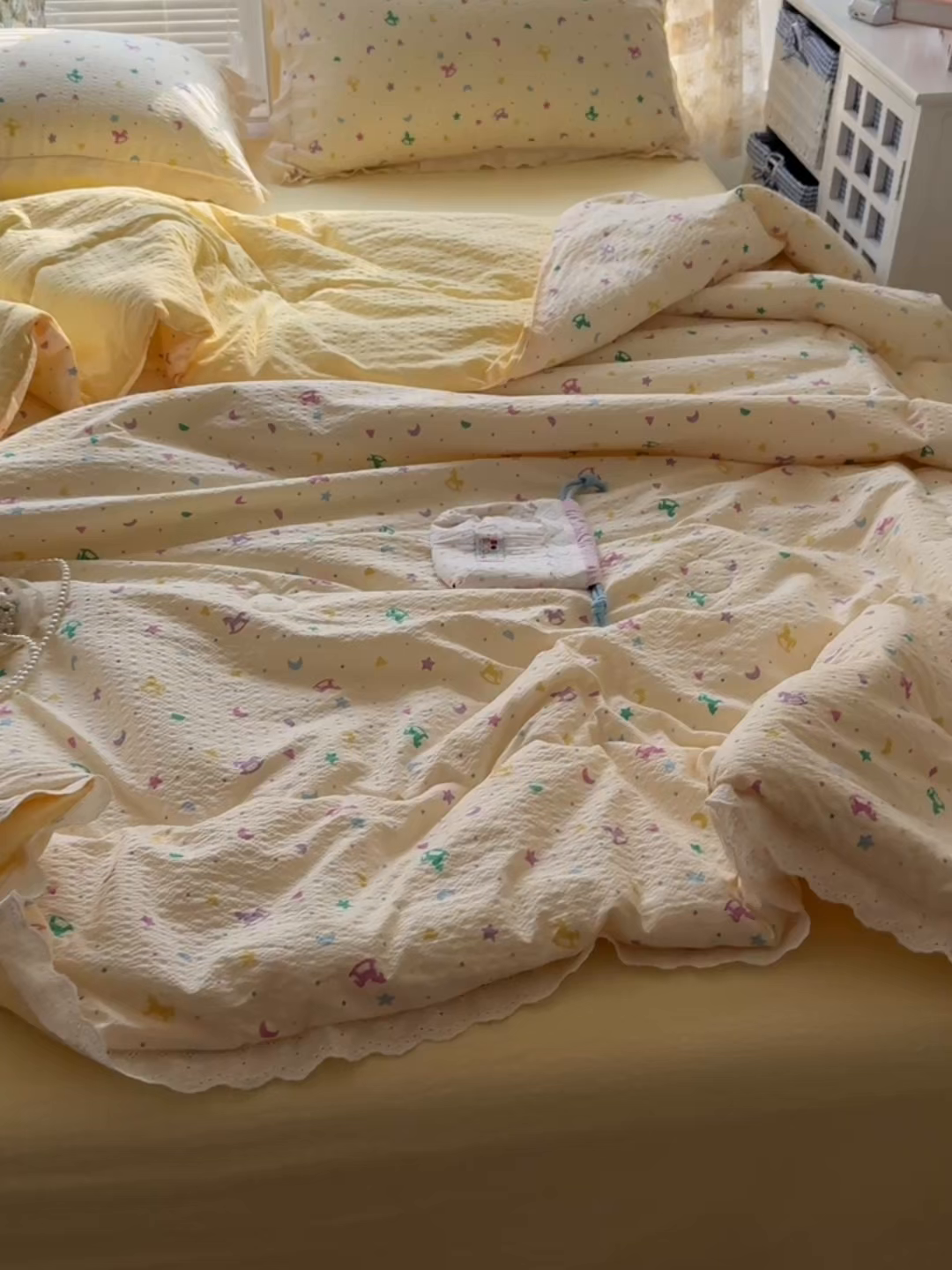 91家纺网 家纺一手货源 找家纺 玉海棠家纺 2026新款泡芙纱全棉纯棉蕾丝花边夏被-花笺系列（软乎乎的质感，治愈所有疲惫） 花笺-摇摇木马