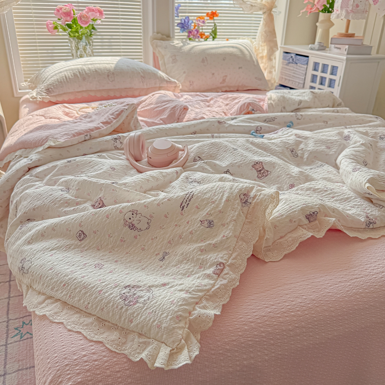 91家纺网 家纺一手货源 找家纺 玉海棠家纺 2026新款泡芙纱全棉纯棉蕾丝花边夏被-花笺系列（软乎乎的质感，治愈所有疲惫） 花笺-悦悦小兔