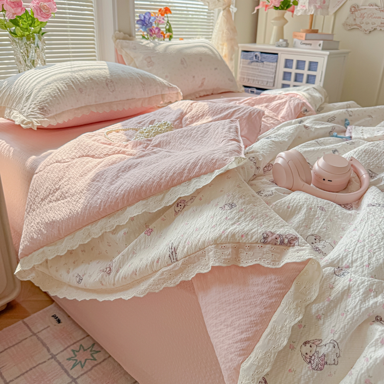 91家纺网 家纺一手货源 找家纺 玉海棠家纺 2026新款泡芙纱全棉纯棉蕾丝花边夏被-花笺系列（软乎乎的质感，治愈所有疲惫） 花笺-悦悦小兔