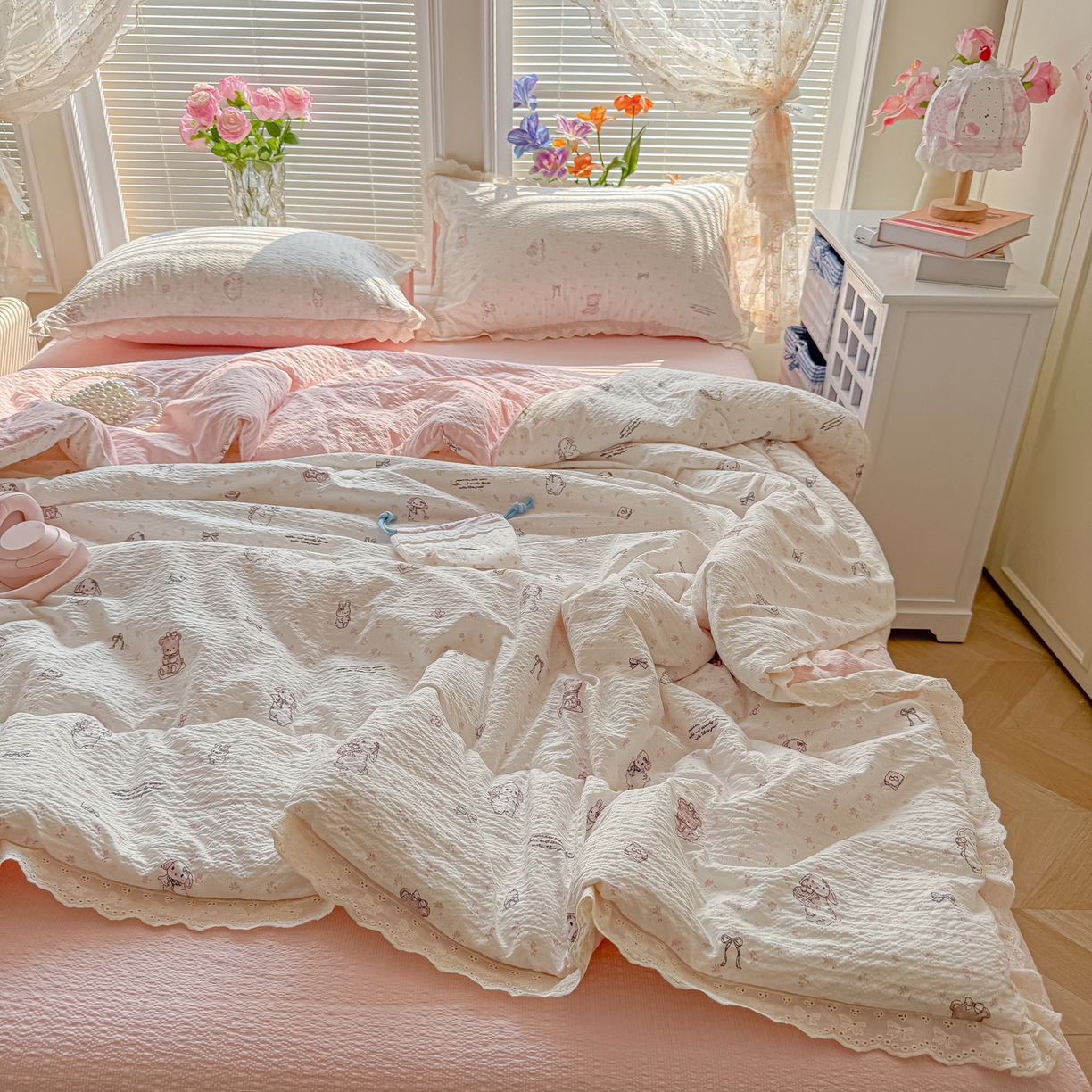 91家纺网 家纺一手货源 找家纺 玉海棠家纺 2026新款泡芙纱全棉纯棉蕾丝花边夏被-花笺系列（软乎乎的质感，治愈所有疲惫） 花笺-悦悦小兔