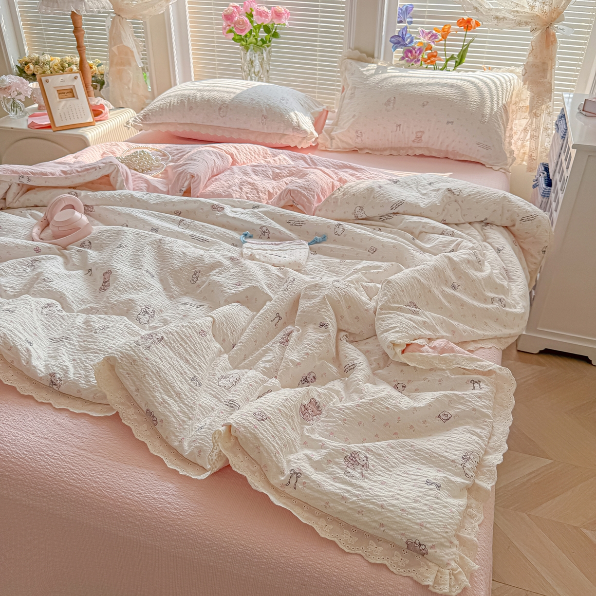 91家纺网 家纺一手货源 找家纺 玉海棠家纺 2026新款泡芙纱全棉纯棉蕾丝花边夏被-花笺系列（软乎乎的质感，治愈所有疲惫） 花笺-悦悦小兔