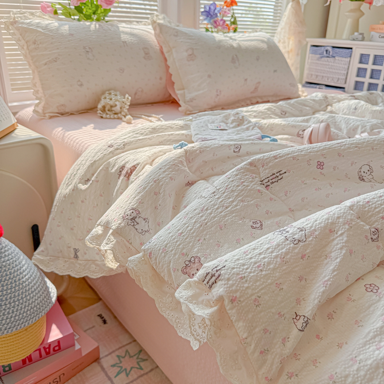 91家纺网 家纺一手货源 找家纺 玉海棠家纺 2026新款泡芙纱全棉纯棉蕾丝花边夏被-花笺系列（软乎乎的质感，治愈所有疲惫） 花笺-悦悦小兔