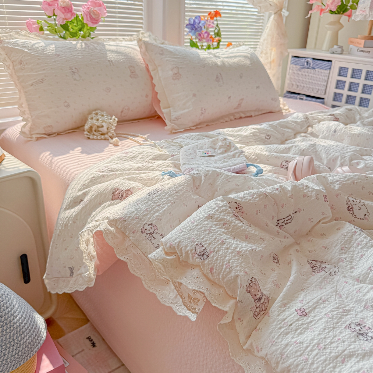 91家纺网 家纺一手货源 找家纺 玉海棠家纺 2026新款泡芙纱全棉纯棉蕾丝花边夏被-花笺系列（软乎乎的质感，治愈所有疲惫） 花笺-悦悦小兔