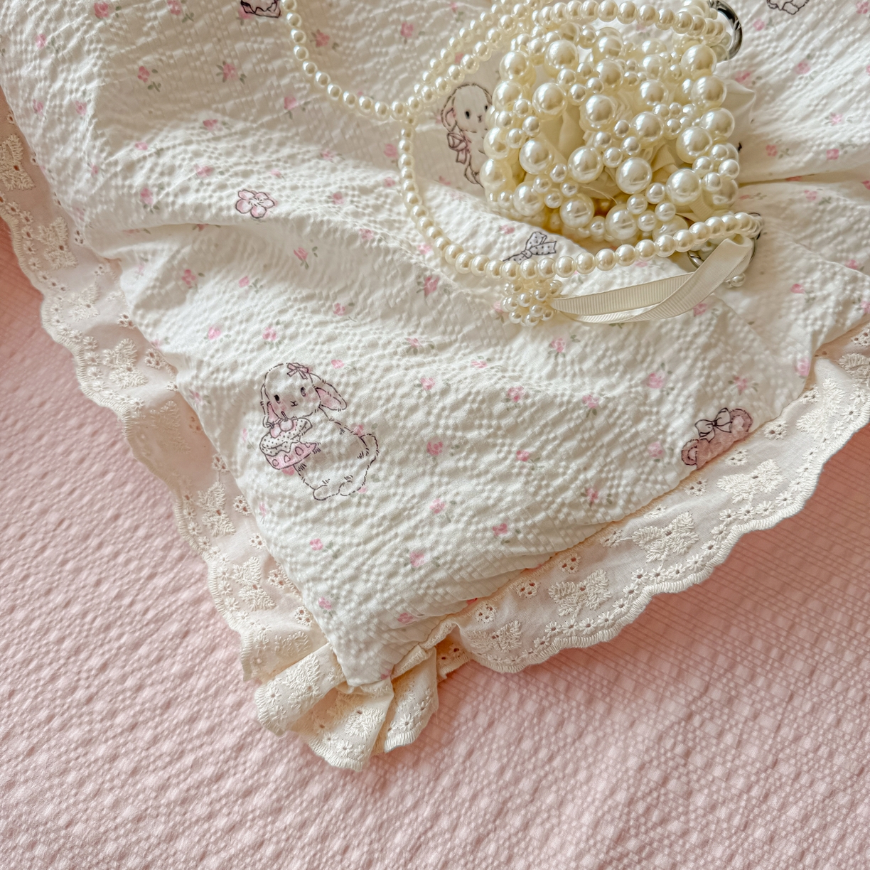 91家纺网 家纺一手货源 找家纺 玉海棠家纺 2026新款泡芙纱全棉纯棉蕾丝花边夏被-花笺系列（软乎乎的质感，治愈所有疲惫） 花笺-悦悦小兔