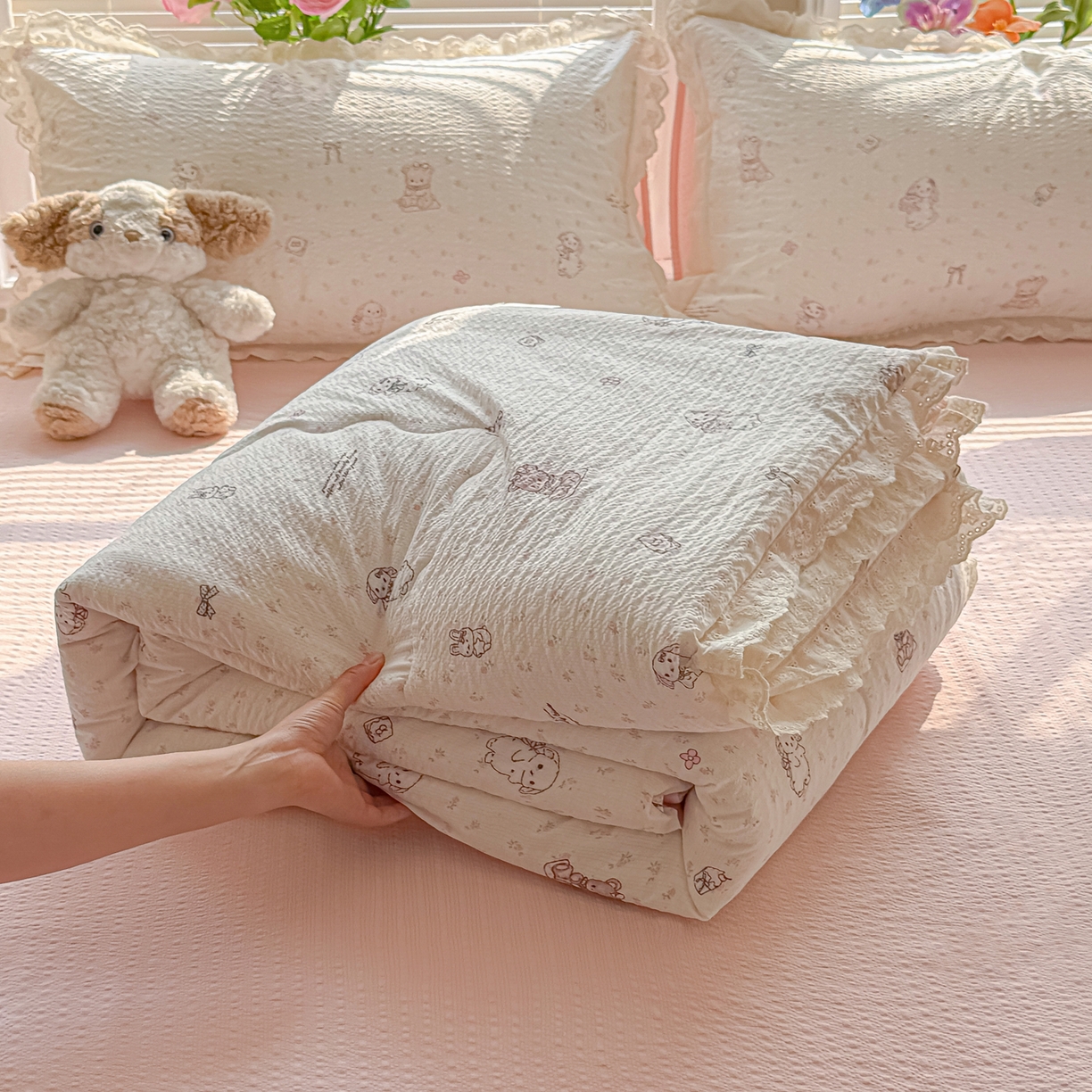 91家纺网 家纺一手货源 找家纺 玉海棠家纺 2026新款泡芙纱全棉纯棉蕾丝花边夏被-花笺系列（软乎乎的质感，治愈所有疲惫） 花笺-悦悦小兔