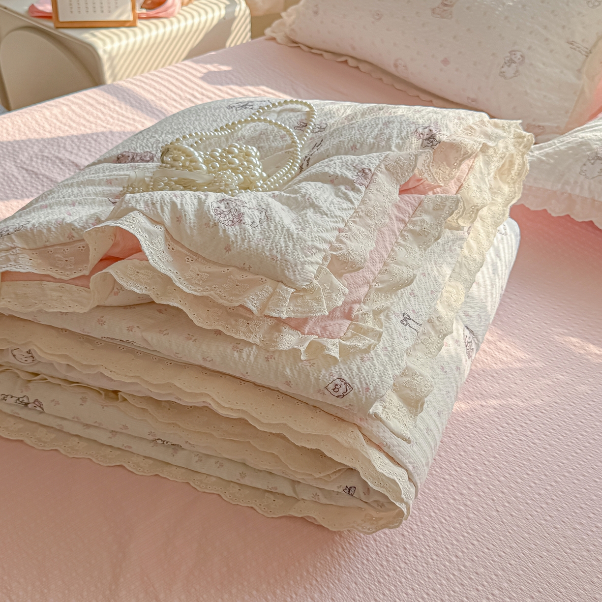 91家纺网 家纺一手货源 找家纺 玉海棠家纺 2026新款泡芙纱全棉纯棉蕾丝花边夏被-花笺系列（软乎乎的质感，治愈所有疲惫） 花笺-悦悦小兔