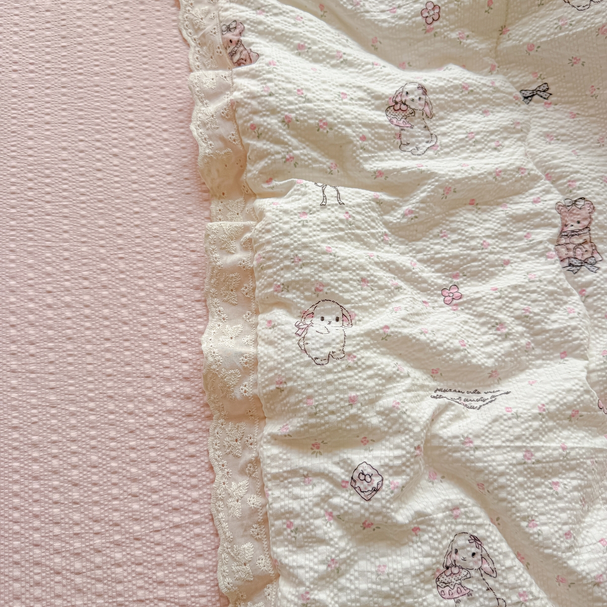 91家纺网 家纺一手货源 找家纺 玉海棠家纺 2026新款泡芙纱全棉纯棉蕾丝花边夏被-花笺系列（软乎乎的质感，治愈所有疲惫） 花笺-悦悦小兔