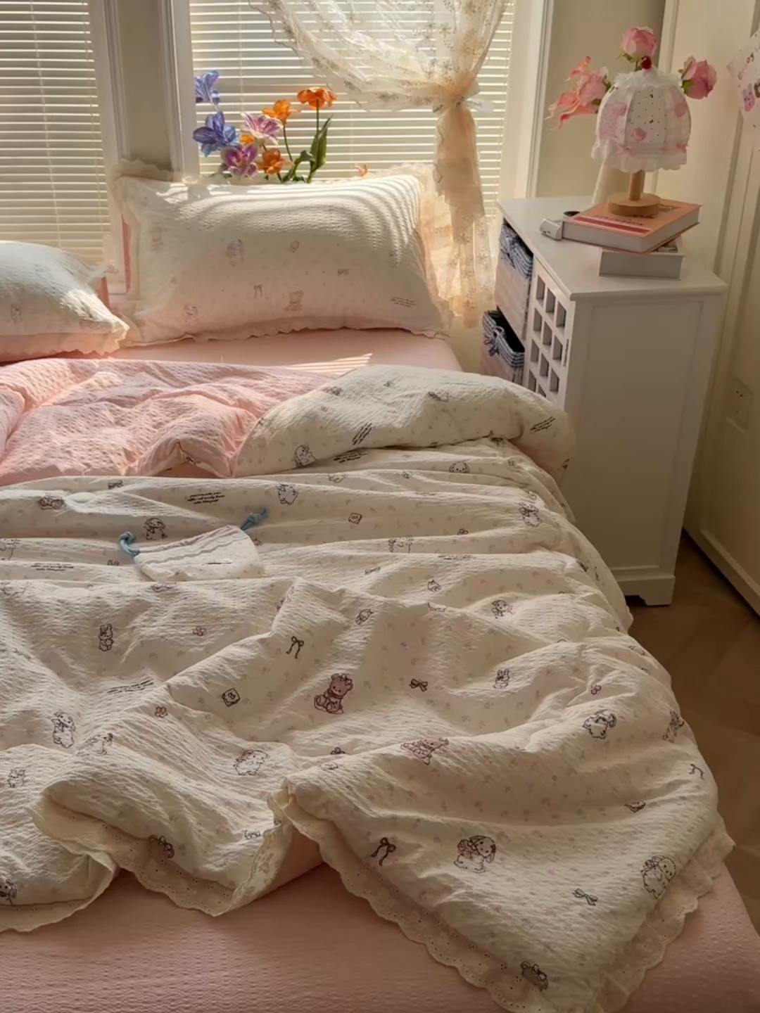 91家纺网 家纺一手货源 找家纺 玉海棠家纺 2026新款泡芙纱全棉纯棉蕾丝花边夏被-花笺系列（软乎乎的质感，治愈所有疲惫） 花笺-悦悦小兔