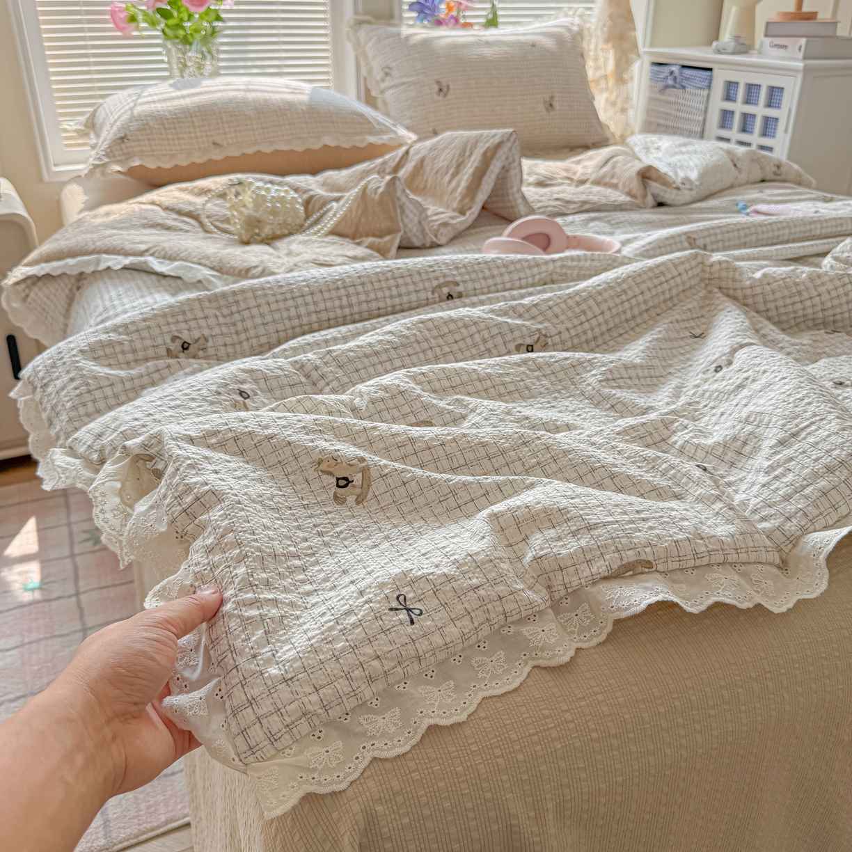 91家纺网 家纺一手货源 找家纺 玉海棠家纺 2026新款泡芙纱全棉纯棉蕾丝花边夏被-花笺系列（软乎乎的质感，治愈所有疲惫） 花笺-织纹木马迹