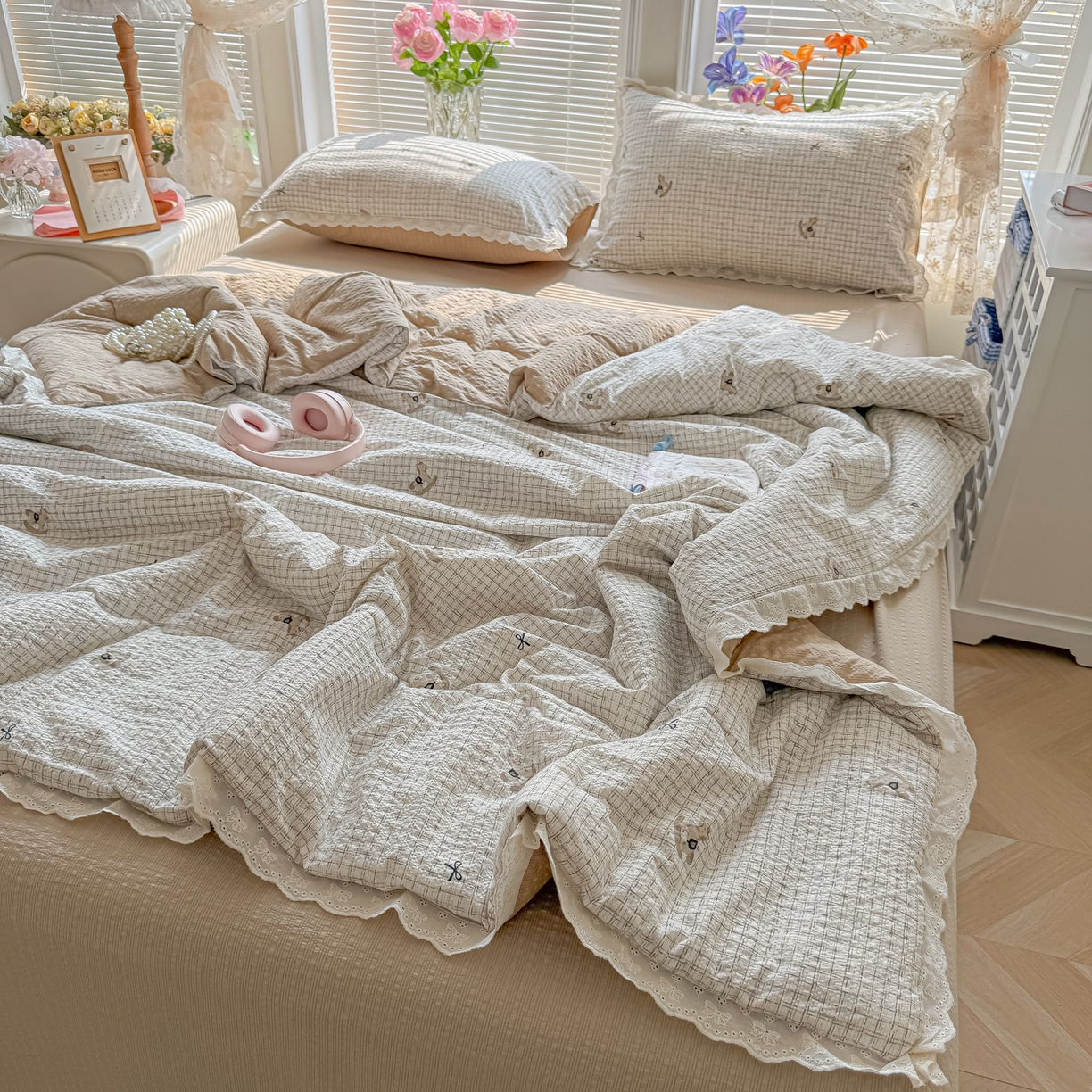 91家纺网 家纺一手货源 找家纺 玉海棠家纺 2026新款泡芙纱全棉纯棉蕾丝花边夏被-花笺系列（软乎乎的质感，治愈所有疲惫） 花笺-织纹木马迹