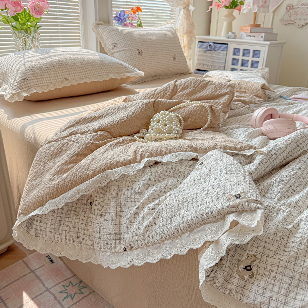 91家纺网 家纺一手货源 找家纺 玉海棠家纺 2026新款泡芙纱全棉纯棉蕾丝花边夏被-花笺系列（软乎乎的质感，治愈所有疲惫） 花笺-织纹木马迹