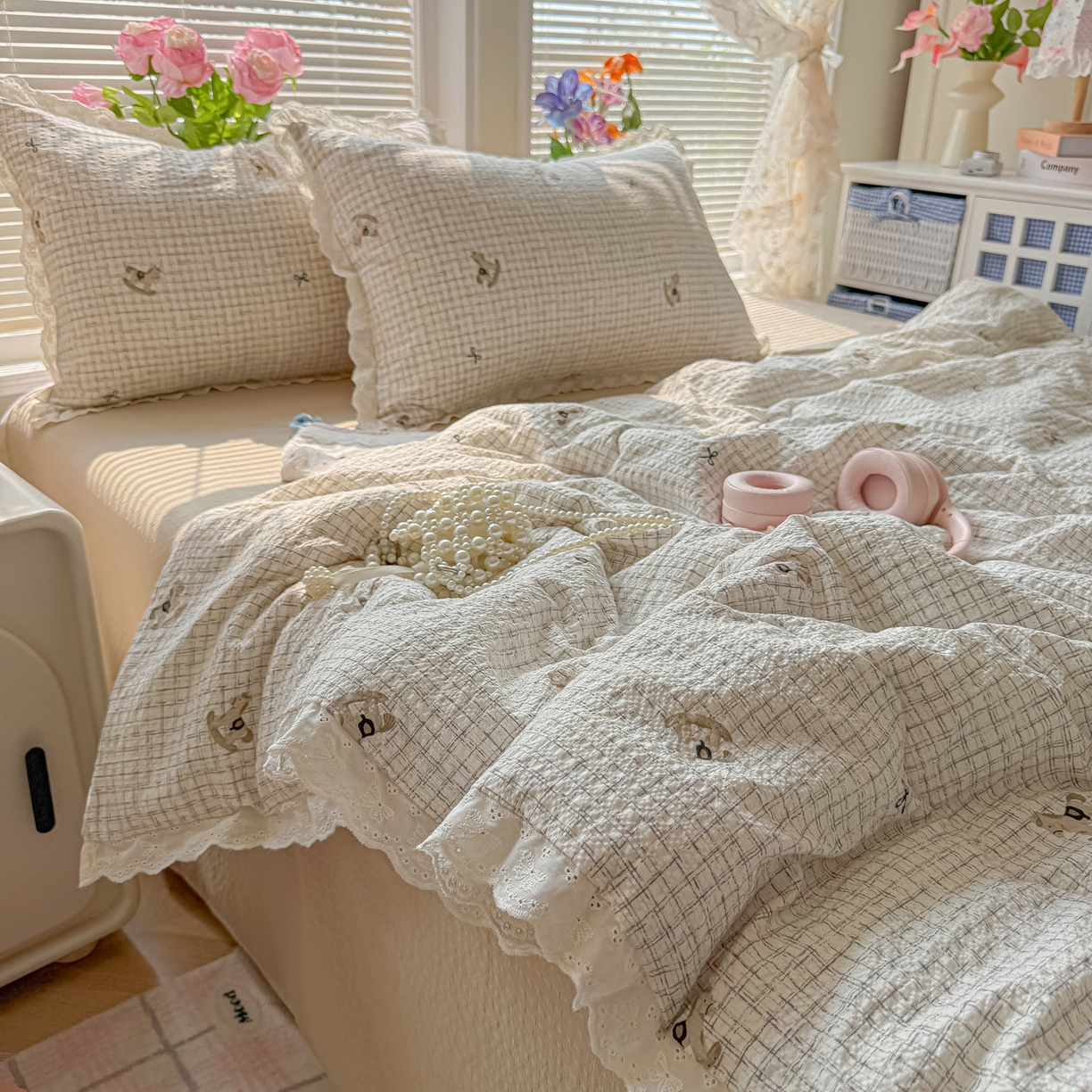 91家纺网 家纺一手货源 找家纺 玉海棠家纺 2026新款泡芙纱全棉纯棉蕾丝花边夏被-花笺系列（软乎乎的质感，治愈所有疲惫） 花笺-织纹木马迹