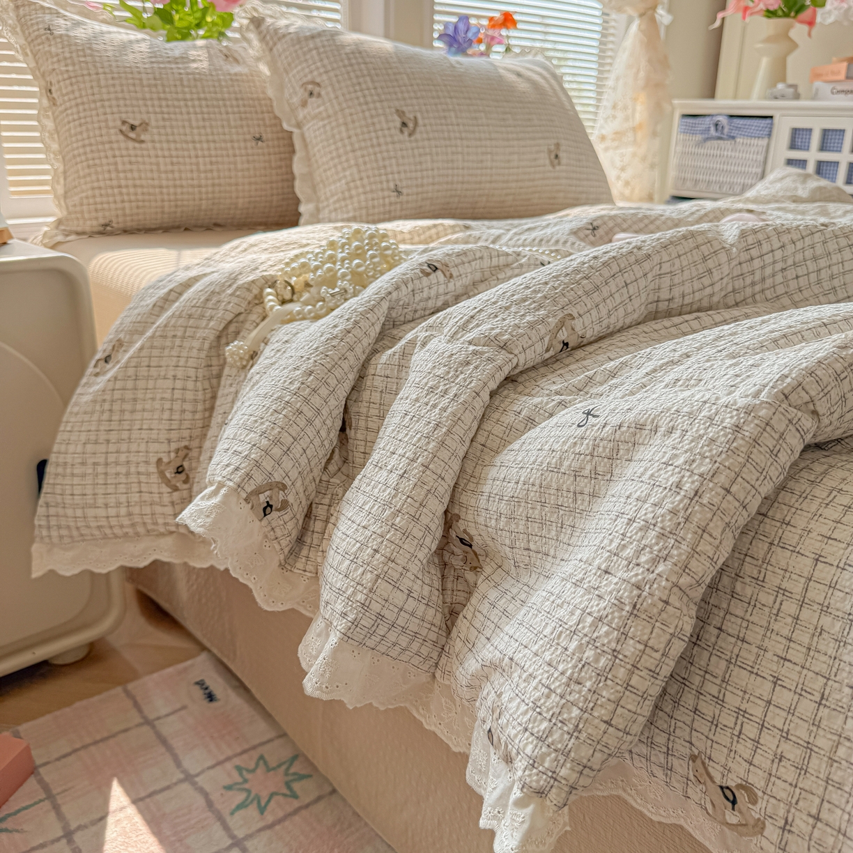 91家纺网 家纺一手货源 找家纺 玉海棠家纺 2026新款泡芙纱全棉纯棉蕾丝花边夏被-花笺系列（软乎乎的质感，治愈所有疲惫） 花笺-织纹木马迹