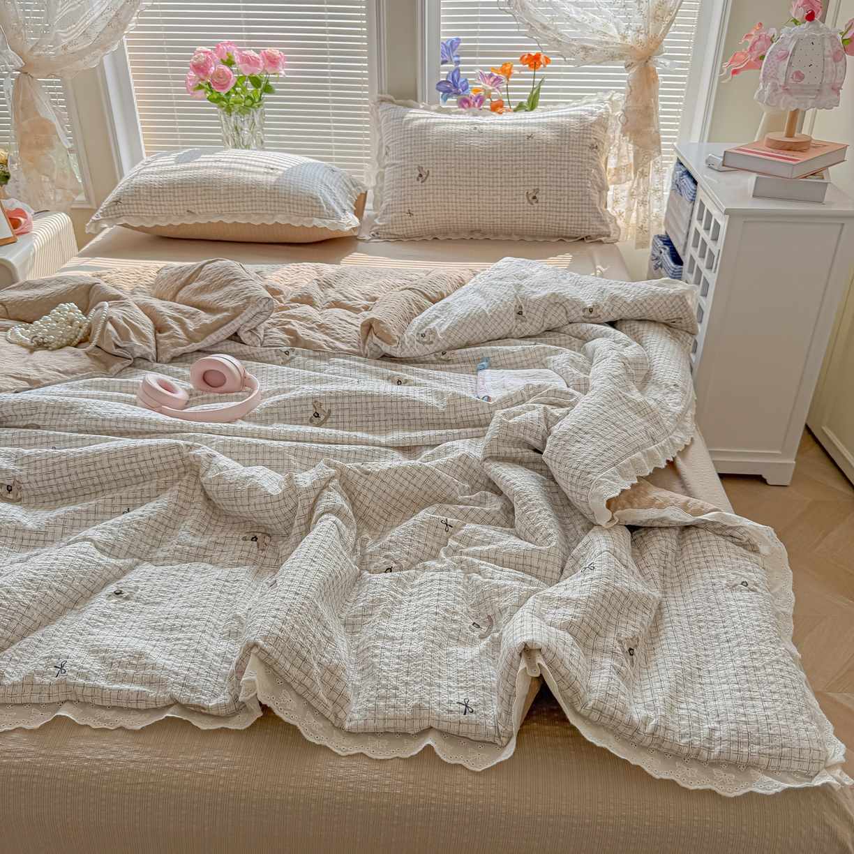 91家纺网 家纺一手货源 找家纺 玉海棠家纺 2026新款泡芙纱全棉纯棉蕾丝花边夏被-花笺系列（软乎乎的质感，治愈所有疲惫） 花笺-织纹木马迹