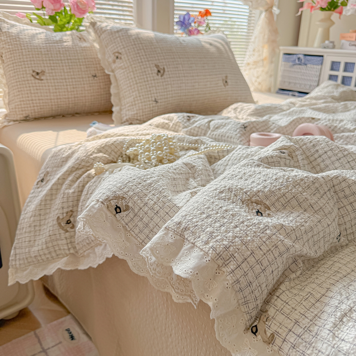 91家纺网 家纺一手货源 找家纺 玉海棠家纺 2026新款泡芙纱全棉纯棉蕾丝花边夏被-花笺系列（软乎乎的质感，治愈所有疲惫） 花笺-织纹木马迹