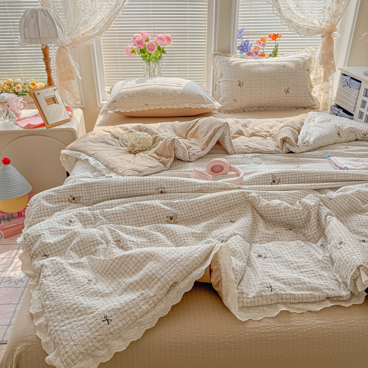 91家纺网 家纺一手货源 找家纺 玉海棠家纺 2026新款泡芙纱全棉纯棉蕾丝花边夏被-花笺系列（软乎乎的质感，治愈所有疲惫） 花笺-织纹木马迹