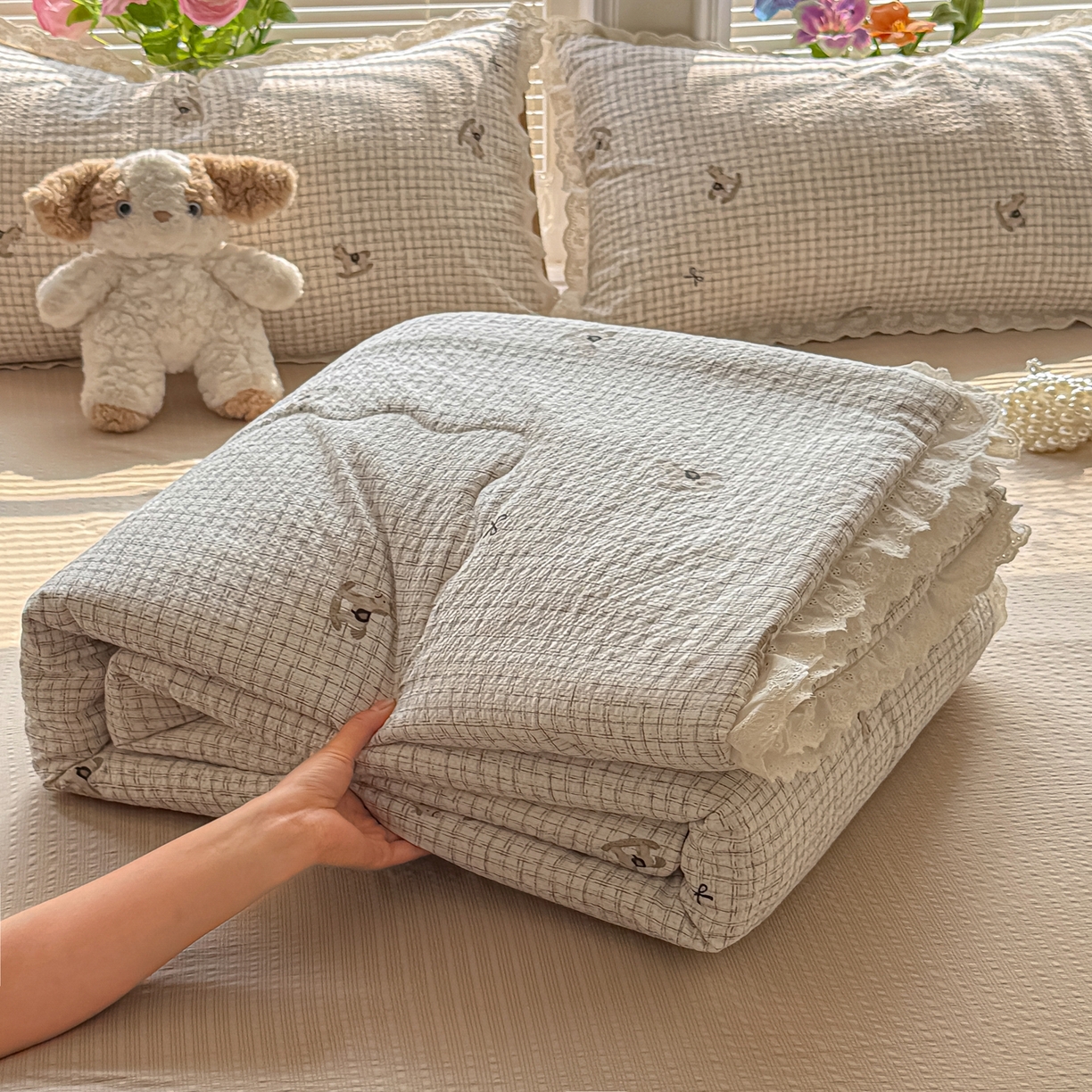 91家纺网 家纺一手货源 找家纺 玉海棠家纺 2026新款泡芙纱全棉纯棉蕾丝花边夏被-花笺系列（软乎乎的质感，治愈所有疲惫） 花笺-织纹木马迹
