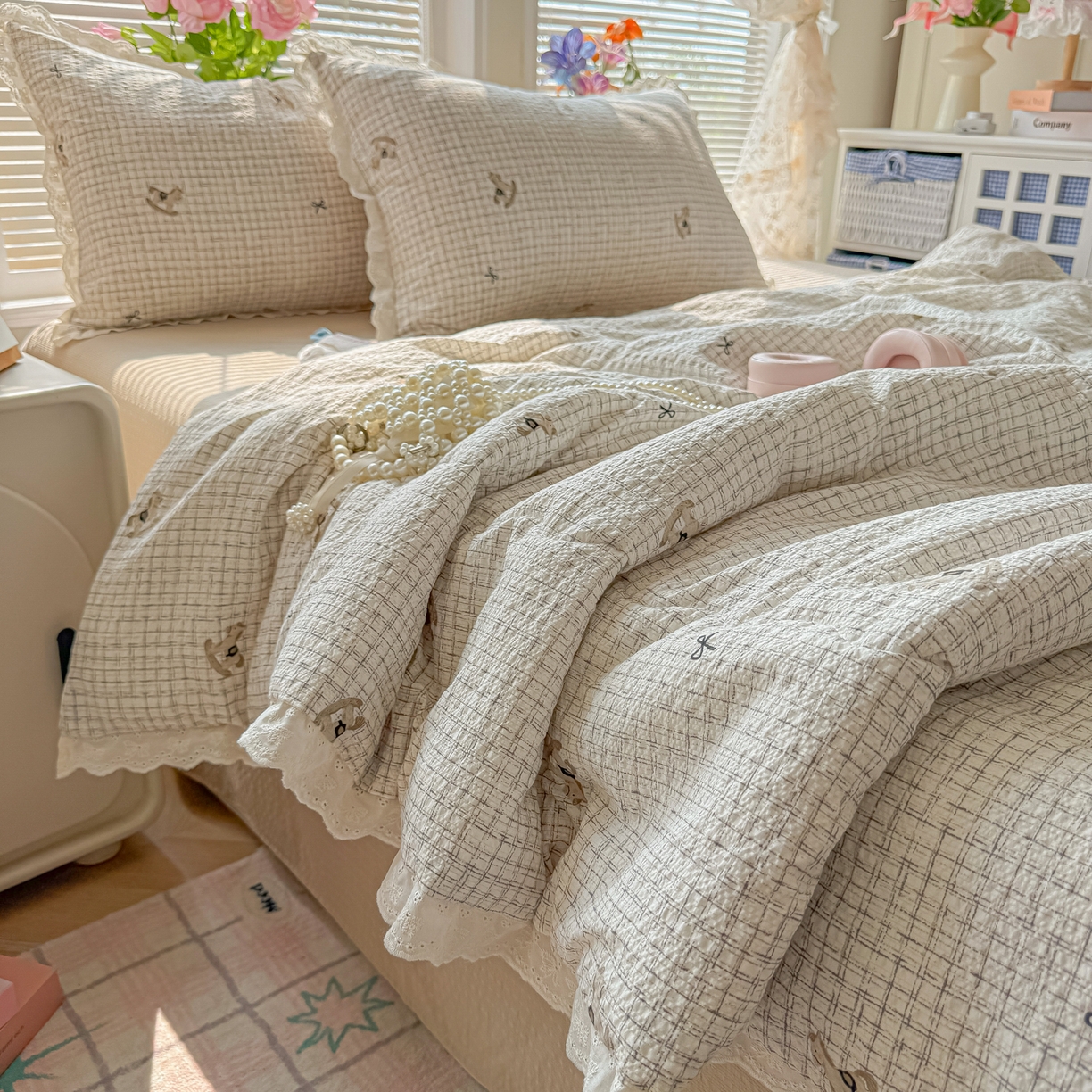 91家纺网 家纺一手货源 找家纺 玉海棠家纺 2026新款泡芙纱全棉纯棉蕾丝花边夏被-花笺系列（软乎乎的质感，治愈所有疲惫） 花笺-织纹木马迹