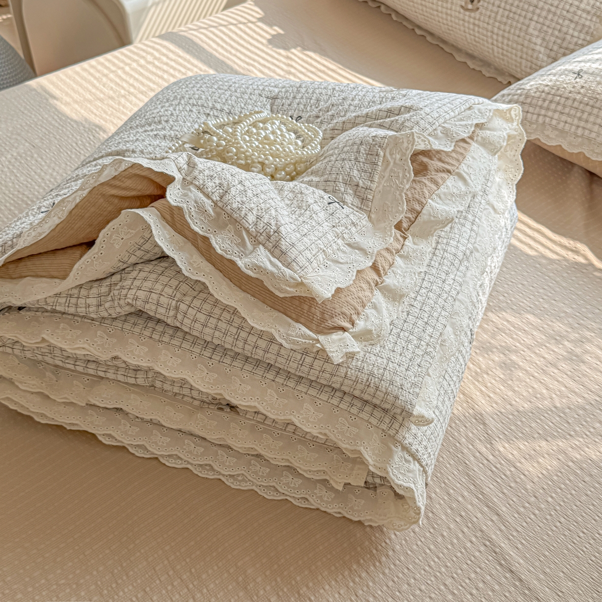 91家纺网 家纺一手货源 找家纺 玉海棠家纺 2026新款泡芙纱全棉纯棉蕾丝花边夏被-花笺系列（软乎乎的质感，治愈所有疲惫） 花笺-织纹木马迹