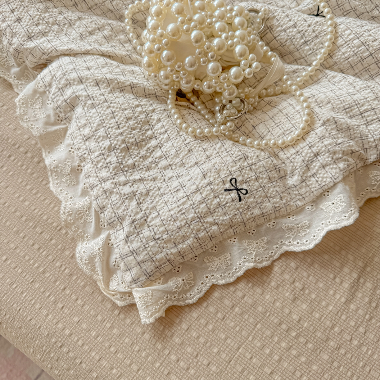 91家纺网 家纺一手货源 找家纺 玉海棠家纺 2026新款泡芙纱全棉纯棉蕾丝花边夏被-花笺系列（软乎乎的质感，治愈所有疲惫） 花笺-织纹木马迹