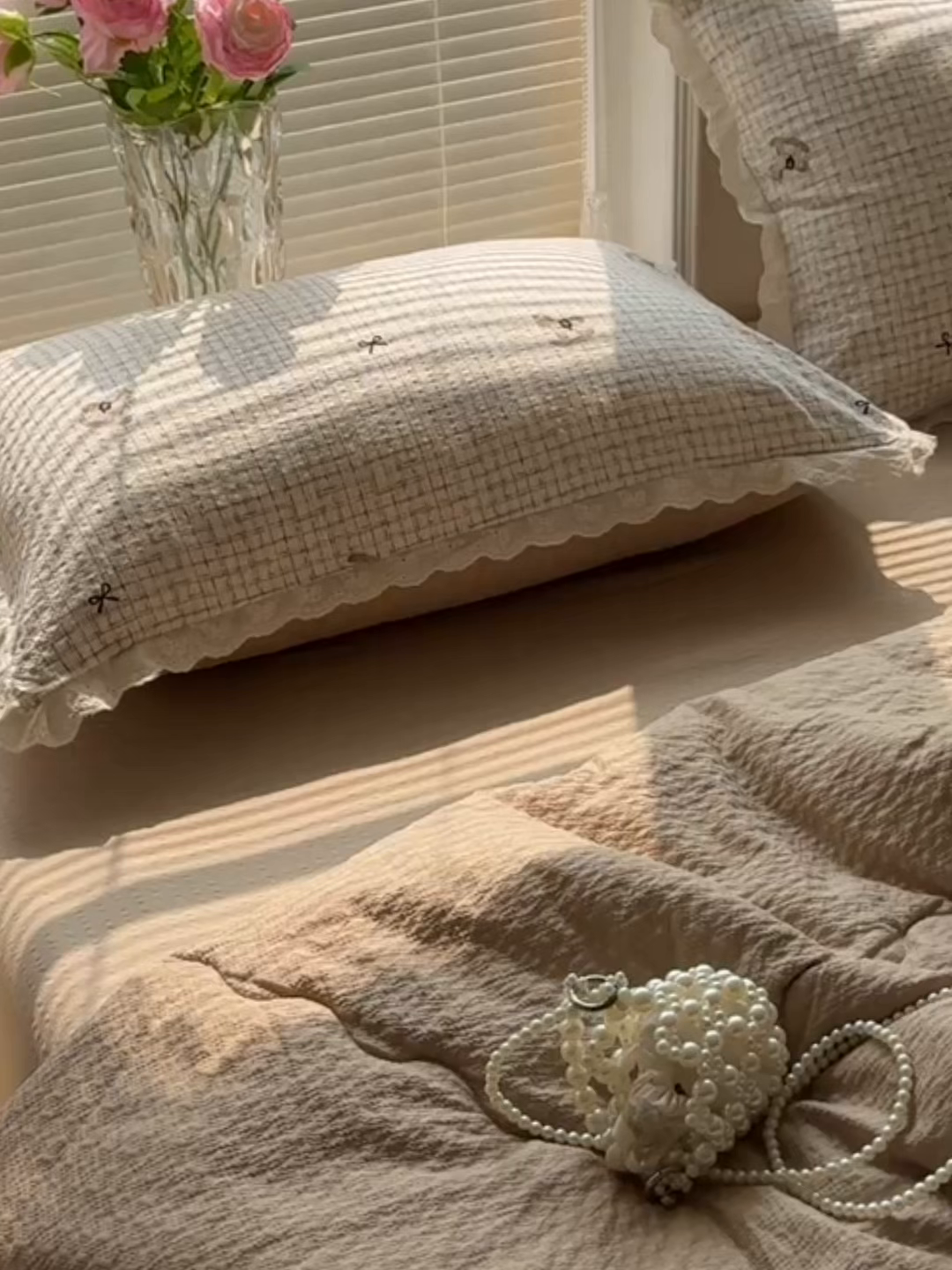 91家纺网 家纺一手货源 找家纺 玉海棠家纺 2026新款泡芙纱全棉纯棉蕾丝花边夏被-花笺系列（软乎乎的质感，治愈所有疲惫） 花笺-织纹木马迹