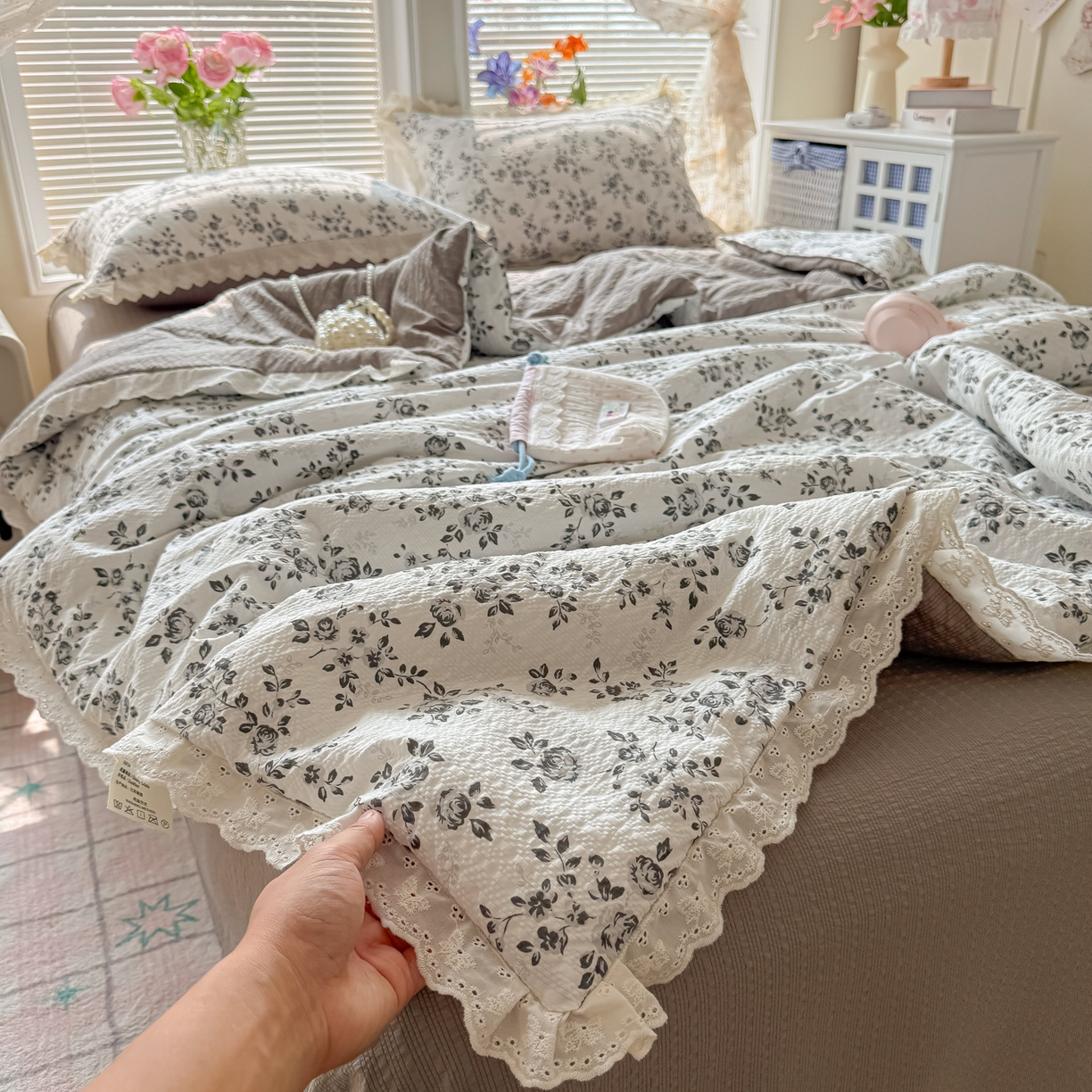 91家纺网 家纺一手货源 找家纺 玉海棠家纺 2026新款泡芙纱全棉纯棉蕾丝花边夏被-花笺系列（软乎乎的质感，治愈所有疲惫） 花笺-只闻花香