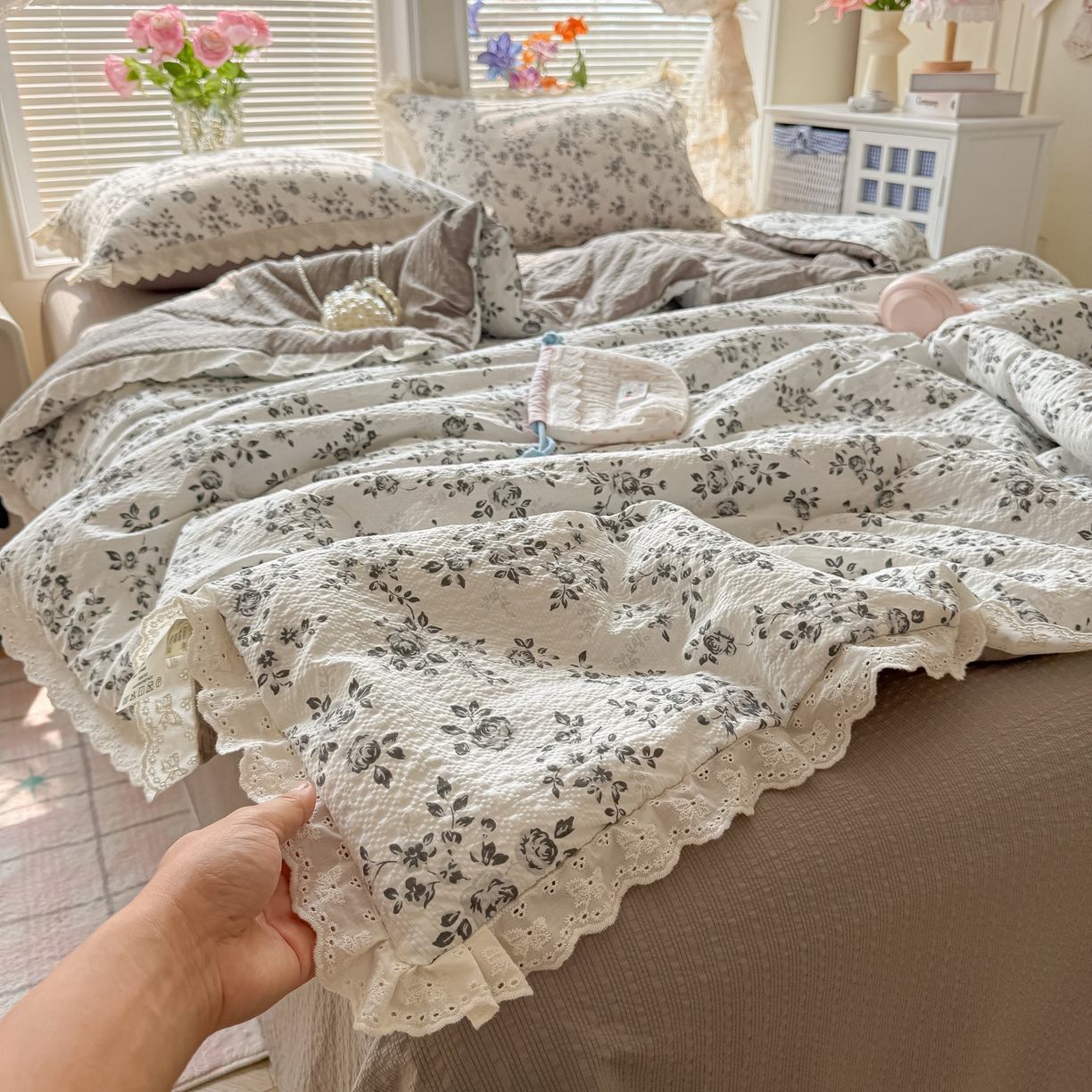 91家纺网 家纺一手货源 找家纺 玉海棠家纺 2026新款泡芙纱全棉纯棉蕾丝花边夏被-花笺系列（软乎乎的质感，治愈所有疲惫） 花笺-只闻花香
