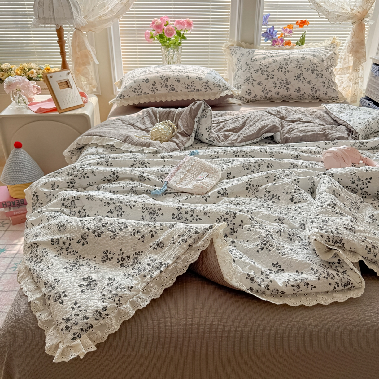 91家纺网 家纺一手货源 找家纺 玉海棠家纺 2026新款泡芙纱全棉纯棉蕾丝花边夏被-花笺系列（软乎乎的质感，治愈所有疲惫） 花笺-只闻花香