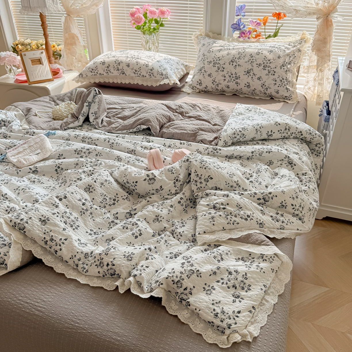 91家纺网 家纺一手货源 找家纺 玉海棠家纺 2026新款泡芙纱全棉纯棉蕾丝花边夏被-花笺系列（软乎乎的质感，治愈所有疲惫） 花笺-只闻花香