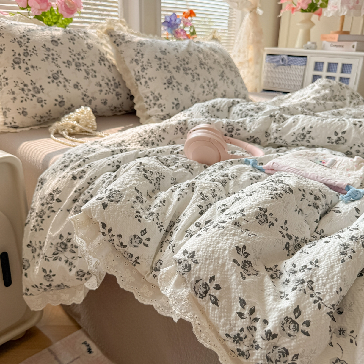 91家纺网 家纺一手货源 找家纺 玉海棠家纺 2026新款泡芙纱全棉纯棉蕾丝花边夏被-花笺系列（软乎乎的质感，治愈所有疲惫） 花笺-只闻花香