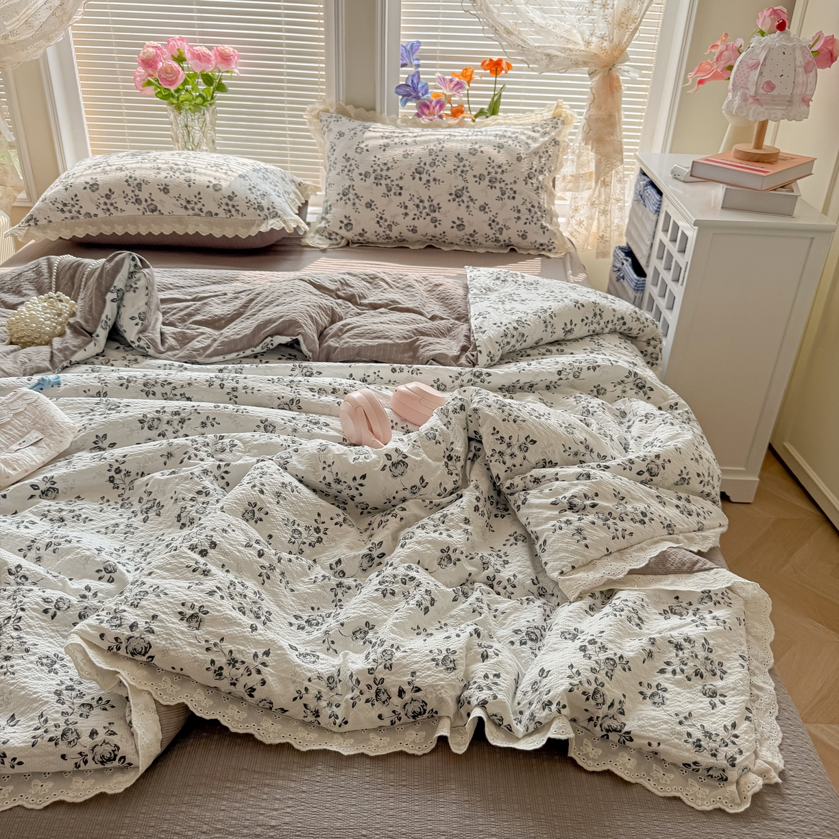 91家纺网 家纺一手货源 找家纺 玉海棠家纺 2026新款泡芙纱全棉纯棉蕾丝花边夏被-花笺系列（软乎乎的质感，治愈所有疲惫） 花笺-只闻花香