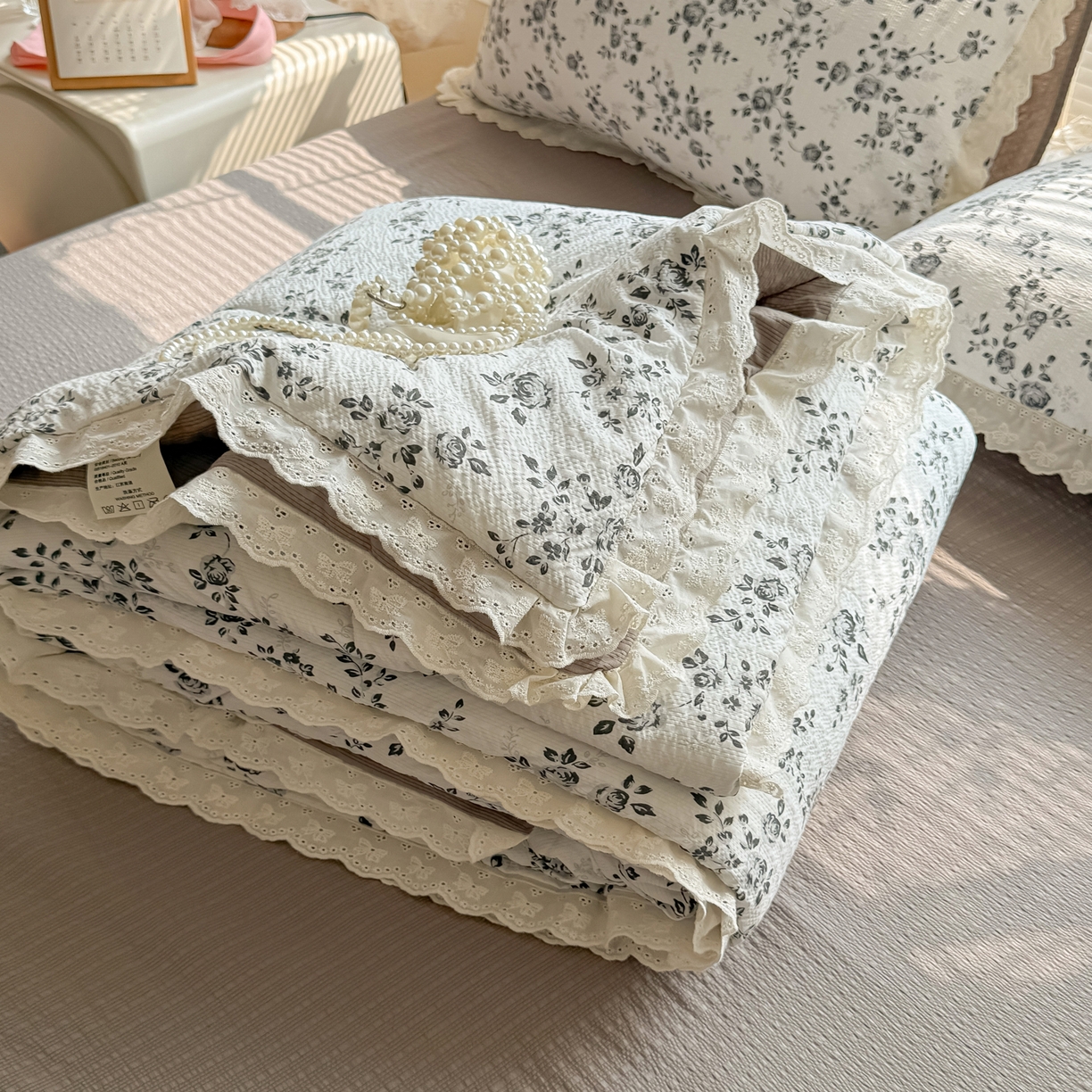 91家纺网 家纺一手货源 找家纺 玉海棠家纺 2026新款泡芙纱全棉纯棉蕾丝花边夏被-花笺系列（软乎乎的质感，治愈所有疲惫） 花笺-只闻花香