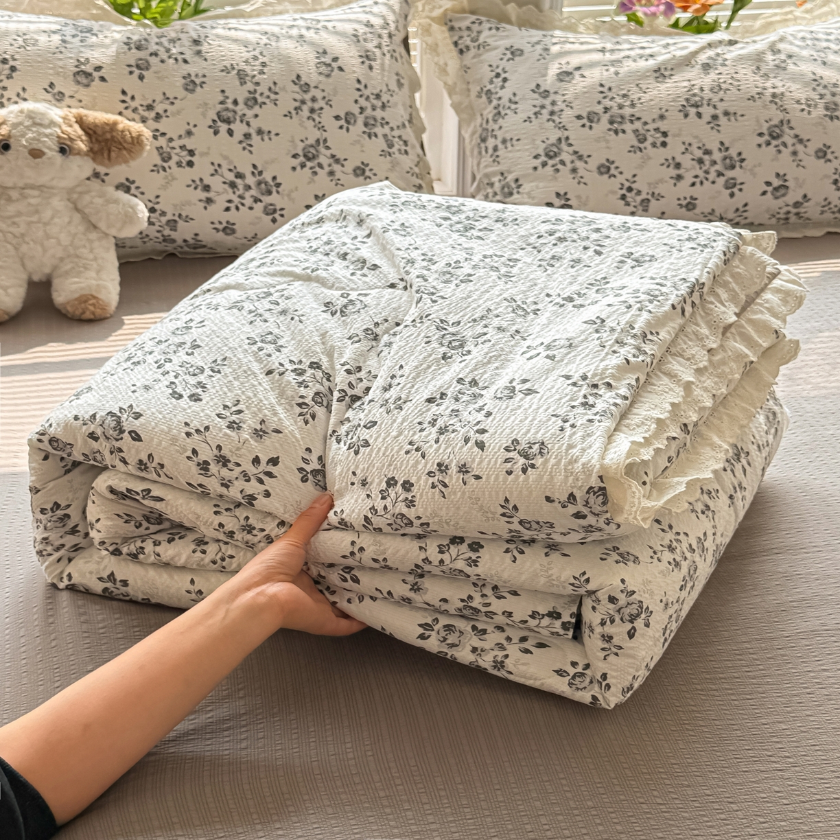91家纺网 家纺一手货源 找家纺 玉海棠家纺 2026新款泡芙纱全棉纯棉蕾丝花边夏被-花笺系列（软乎乎的质感，治愈所有疲惫） 花笺-只闻花香
