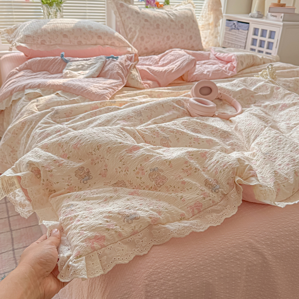 91家纺网 家纺一手货源 找家纺 玉海棠家纺 2026新款泡芙纱全棉纯棉蕾丝花边夏被-花笺系列（软乎乎的质感，治愈所有疲惫） 花笺-庄园小兔