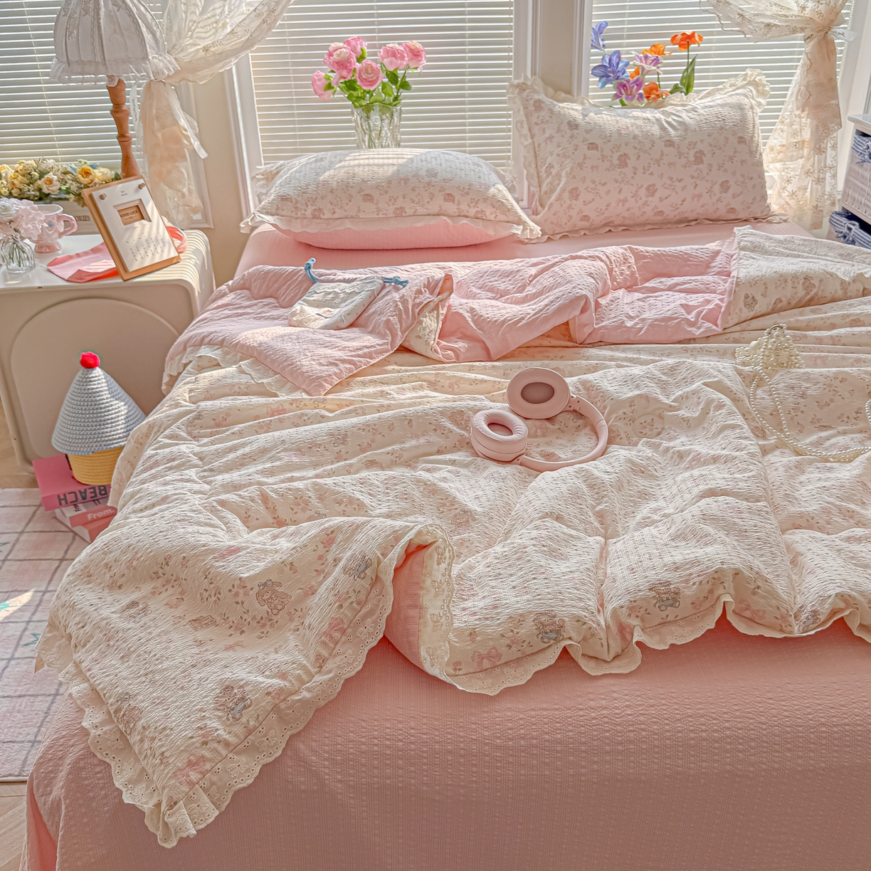 91家纺网 家纺一手货源 找家纺 玉海棠家纺 2026新款泡芙纱全棉纯棉蕾丝花边夏被-花笺系列（软乎乎的质感，治愈所有疲惫） 花笺-庄园小兔
