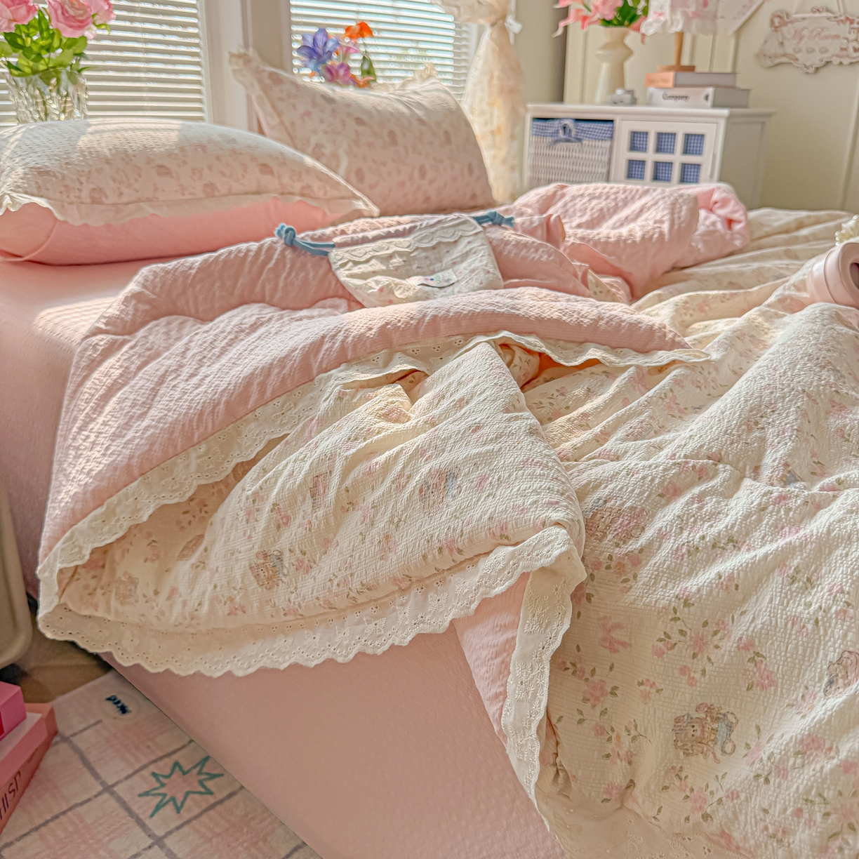 91家纺网 家纺一手货源 找家纺 玉海棠家纺 2026新款泡芙纱全棉纯棉蕾丝花边夏被-花笺系列（软乎乎的质感，治愈所有疲惫） 花笺-庄园小兔