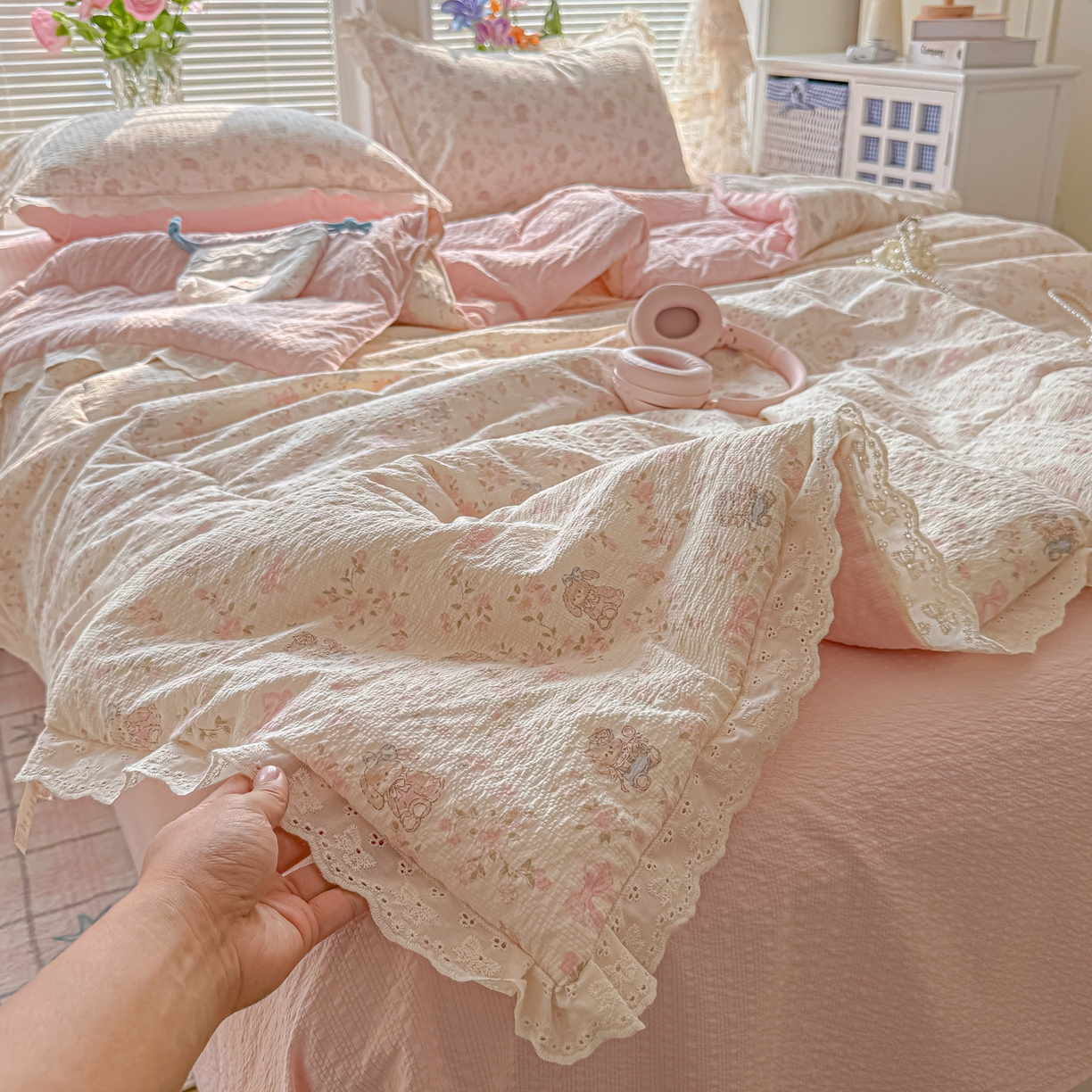 91家纺网 家纺一手货源 找家纺 玉海棠家纺 2026新款泡芙纱全棉纯棉蕾丝花边夏被-花笺系列（软乎乎的质感，治愈所有疲惫） 花笺-庄园小兔