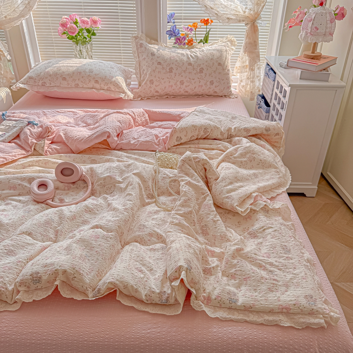 91家纺网 家纺一手货源 找家纺 玉海棠家纺 2026新款泡芙纱全棉纯棉蕾丝花边夏被-花笺系列（软乎乎的质感，治愈所有疲惫） 花笺-庄园小兔