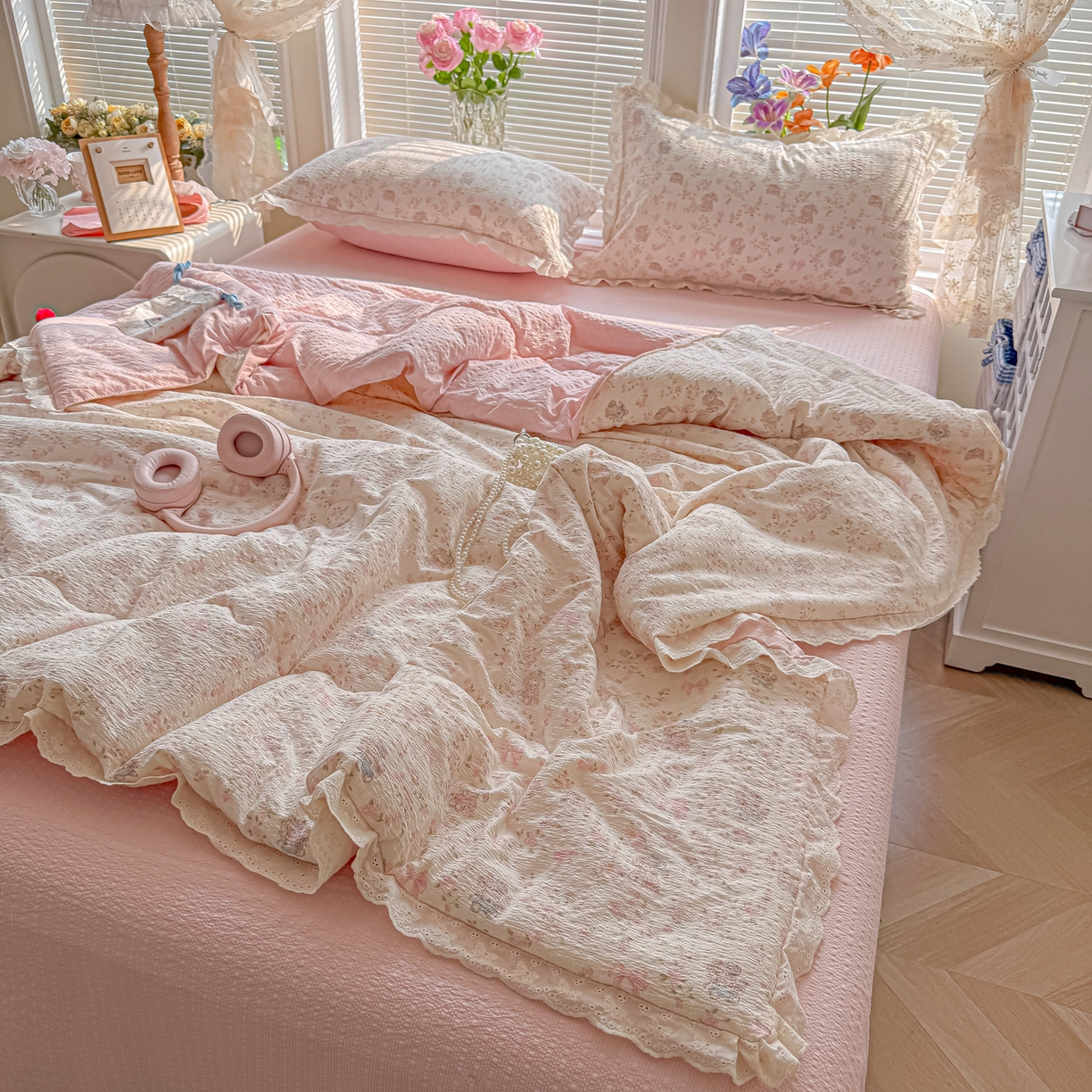 91家纺网 家纺一手货源 找家纺 玉海棠家纺 2026新款泡芙纱全棉纯棉蕾丝花边夏被-花笺系列（软乎乎的质感，治愈所有疲惫） 花笺-庄园小兔