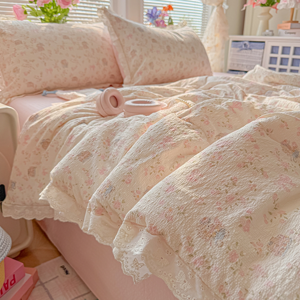 91家纺网 家纺一手货源 找家纺 玉海棠家纺 2026新款泡芙纱全棉纯棉蕾丝花边夏被-花笺系列（软乎乎的质感，治愈所有疲惫） 花笺-庄园小兔